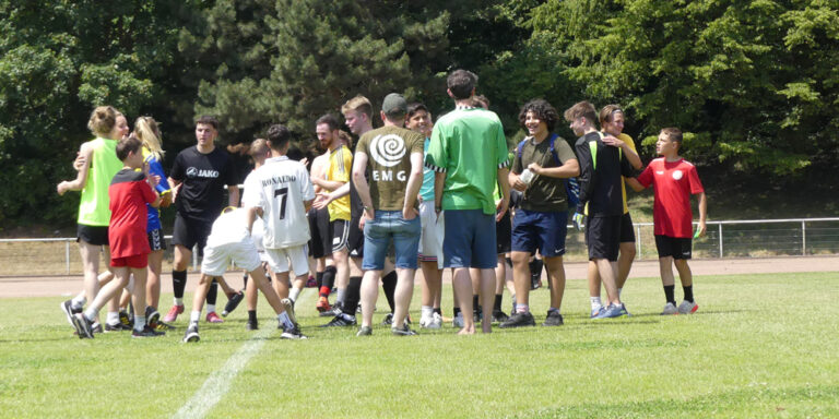 Kick-Off auf dem neuen Bolzplatz